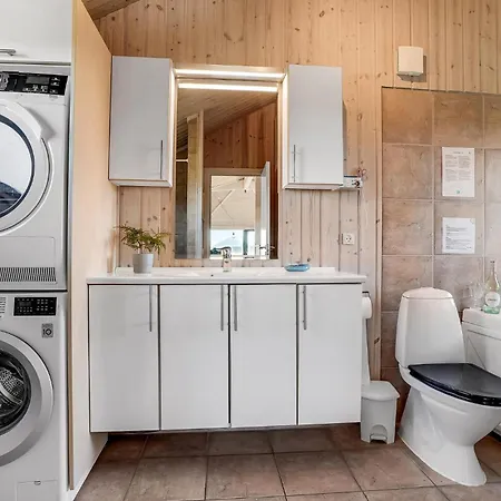 Stunning In Frstrup With 4 Bedrooms, Sauna And Wifi Holiday home Lild Strand