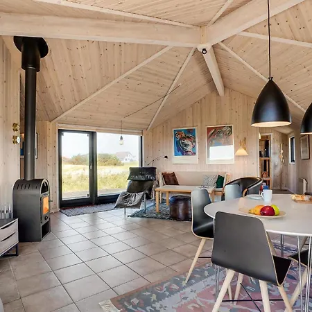 Stunning In Frstrup With 4 Bedrooms, Sauna And Wifi * Lild Strand